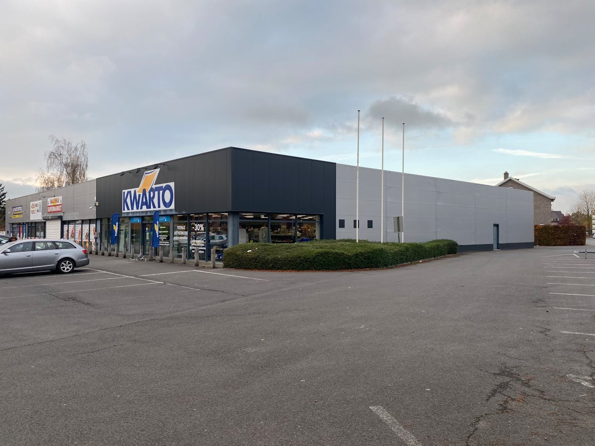 Baanwinkel of approximately 650 m² in a commercial location in Izegem - photo 2