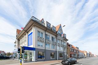 Te koop: modern appartement in Nieuwpoort, op wandelafstand van de zee en nabij openbaar vervoer. Dit duplex-appartement, gebouwd in 2012, combineert...