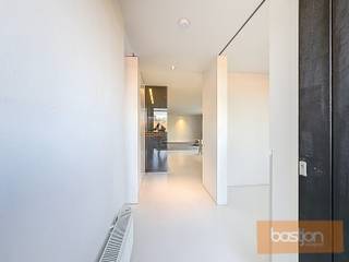 Op een bijzonder rustige ligging, op wandelafstand van het centrum van Marke, bevindt zich deze volledig gerenoveerde gelijkvloerse woning. Dankzij de moderne afwerking en de overvloedige lichtinval voelt elke ruimte warm, stijlvol en uitnodigend aan.<br /><br />De woning verwelkomt je met een inkomhal die uitmondt in een zonnige leefruimte met een prachtig keukeneiland en een volledige kastenwand — ideaal voor wie houdt van ruimte, comfort en een strakke look.<br />Verder beschikt de woning over twee volwaardige slaapkamers, een ingerichte badkamer, een apart toilet en een ruime garage. Buiten geniet je van een royaal terras waar je in alle rust kan ontspannen.<br /><br />Troeven van deze woning:<br />- Veel natuurlijke lichtinval<br />- Moderne, kwalitatieve afwerking<br />- Rustige ligging nabij het centrum<br /><br />Deze woning is perfect voor wie op zoek is naar een onderhoudsvriendelijke, stijlvolle en volledig instapklare thuis.