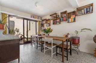 <p><span>Verscholen in een groene steeg in de karaktervolle Seefhoek van Antwerpen ligt deze charmante op te frissen woning met een ruime opslagplaats/atelier. Een bijzondere combinatie van rustig en groen wonen, terwijl het bruisende stadsleven vlakbij is. Het Centraal Station en de Zoo van Antwerpen liggen op wandelafstand.</span></p><p><span>Via de houten poortjes vanaf de straat komt u in de sfeervolle steeg. Halverwege ligt aan de linkerzijde de woning, met een gezellig voortuintje. Het linker gebouw omvat de woning, het rechter gebouw de ruime opslagplaats/atelier.</span></p><p><span>U betreedt de woning via de inkomhal, die toegang geeft tot de leefruimte. Deze strekt zich uit over de volledige diepte van het pand en geeft uit op de stadskoer. Aansluitend bevindt zich de keuken, met daarachter het toilet.</span></p><p><span>Op de eerste verdieping vindt u drie slaapkamers en de badkamer met inloopdouche. Daarnaast beschikt de woning over een ruime kelder met aansluitingen voor wasmachine en droogkast.</span></p><p><span>Naast de woning bevindt zich een ruime duplex-opslagplaats. Deze biedt heel wat mogelijkheden en kan bijvoorbeeld dienstdoen als fietsenstalling, atelier, hobbyruimte of werkplek.</span></p><p><span>Zowel vanuit de woning als vanuit de opslagplaats heeft u toegang tot de ruime stadskoer van ca. 30 m². Een fijne, rustige buitenruimte die midden in de stad toch een gevoel van privacy en rust biedt.</span></p><p><span>Een charmante woning op een verrassend rustige plek, met veel mogelijkheden en alle voordelen van de stad binnen handbereik.</span></p>