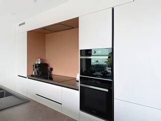 Op zoek naar een instapklaar appartement met een uitzonderlijk ruim terras? Dan is dit prachtige appartement op de eerste verdieping beslist een bezoek waard.<br />Gelegen langs een vlotte invalsweg geniet u van een uitstekende bereikbaarheid, terwijl de achterzijde van het appartement verrassend rustig is met beperkte inkijk.<br />Via de oprit bereikt u zowel de garagebox als de gemeenschappelijke fietsenberging. De garagebox is bovendien inbegrepen in de vraagprijs.<br />U betreedt het appartement via een verzorgde inkomhal met gastentoilet. De leefruimte sluit aan op de luxueus uitgeruste open en grote keuken met kookeiland, het hart van de woning. Dankzij het indrukwekkende schuifraam vloeien binnen- en buitenruimte naadloos in elkaar over en bereikt u het zonnige terras van maar liefst 40 m² – een absolute meerwaarde! <br />Verder beschikt het appartement over twee slaapkamers, een stijlvolle badkamer met zowel een inloopdouche als een ligbad en een praktische wasplaats. <br />Ook op praktisch vlak scoort dit appartement uitstekend. De aanwezige zonnepanelen zorgen voor een lagere energiefactuur, terwijl de gemeenschappelijke kosten bijzonder beperkt blijven. Stedenbouwkundige inlichtingen en bodemattest in aanvraag.
