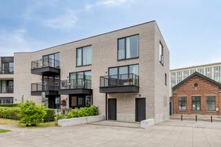 Ruim duplexappartement uit 2019 met een bewoonbare oppervlakte van 104 m², 2 slaapkamers en een zuidgericht terras. E-peil: 38 (EPC-label A).Het...