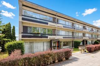 Omgeving<br /><br />Op 15min van centrum Antwerpen bevindt zich dit gelijkvloersappartement langs de Drie Eikenstraat te Edegem, in een aangename en vlot bereikbare omgeving. Het appartement combineert een praktische indeling met het comfort van gelijkvloers wonen. Bovendien beschikt het appartement over een eigen garagebox, die inbegrepen is in de verkoopprijs.<br /><br />Indeling<br /><br />Via de inkomhal kom je aan de ruime leefruimte van ca. 30 m², gelegen aan de voorzijde van het appartement. De woonkamer sluit rechtstreeks aan op de keuken.<br />De keuken is praktisch ingericht en beschikt over een keramische kookplaat, oven, dampkap en spoeltafel. Er is eveneens ruimte voorzien voor een koelkast en vaatwasser.<br />Aan de achterzijde van het appartement bevinden zich de twee slaapkamers en de badkamer, uitgerust met een ligbad, lavabo en bidet. Daarnaast is er een aparte wasplaats/bureau met aansluiting voor een wasmachine<br />Verder beschikt het appartement over een kelder, ideaal als extra bergruimte.<br /><br />Troeven<br /><br />Garagebox inbegrepen in de verkoopprijs<br />Ruime leefruimte<br />Aparte kelder<br /><br />Meer info/bezoek? Bel Andreas 0472 61 00 00.
