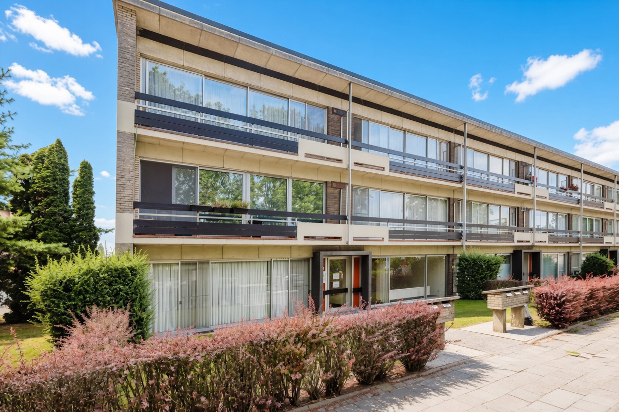 Goed gelegen gelijkvloersappartement met garagebox te Edegem - foto 1