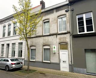 HARELBEKE RUIME WONING MET KARAKTER EN TAL VAN MOGELIJKHEDENDeze op te frissen woning in Harelbeke biedt een uitzonderlijke kans voor wie op zoek is...