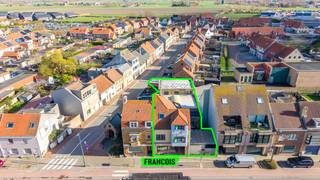 Dit centraal gelegen pand bevindt zich vlak bij het Marktplein, het centrum en op wandelafstand van de Zeedijk, waardoor het een uitstekende locatie biedt voor zowel wonen als ondernemen.<br /><br />Het pand omvat:<br /><br />- Een winkelpand met winkelruimte (72 m²) en magazijn (242 m²) met toegang langs de achterzijde.<br /><br />- Een ruime woongelegenheid met zuidelijk gericht terras en twee slaapkamers, ideaal als privéwoning of verhuurobject.<br /><br />- Boven de winkel bevinden zich twee appartementen, elk met twee slaapkamers, wat extra verhuurpotentieel biedt.<br /><br />- Extra troef: een carport voor 2 wagens op een perceel bouwgrond, met de mogelijkheid om extra woongelegenheden te creëren.<br /><br />Dit opbrengsteigendom biedt veel mogelijkheden en is ideaal voor investeerders met visie die wonen en handel willen combineren in het hart van Middelkerke.<br /><br />Voor meer informatie of een bezoek kunt u contact opnemen met Inti via inti@immofrancois.be of 0499 74 89 74.