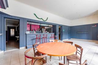 Dit ruime handelspand met bovenliggende woonst is gelegen op een zichtlocatie recht tegenover een kerkplein in Sint-Niklaas. Het gebouw biedt tal...