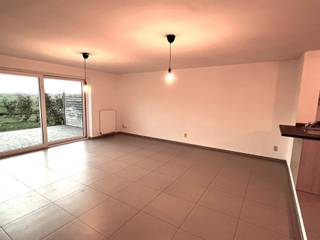 <p><span>Gelijkvloers: inkomhal; afzonderlijke WC; living met open keuken ingericht met afwasbak, vitrokeramische kookplaat, dampkap, oven, koelkast, vaatwas en kasten; berging;</span></p><p><span>Verdiep: 2 slaapkamers; badkamer met lavabo, douche en WC;</span></p><p><span>Zuid georiënteerde tuin met terras;</span></p><p><span>Ruime parking voor de woning;</span></p><p><span>Nutsvoorzieningen: stadswater, elektriciteit (dubbel tarief), centrale verwarming op gas, super isolerend glas</span></p><p><span> </span></p><p><span> </span></p><p><span> </span></p><p><span> </span></p>