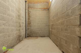 <p><span>Te huur - vernieuwde KMO unit te Grembergen (Dendermonde)</span></p><p><span> </span></p><p><span>Bent u als ondernemer op zoek naar een KMO-Unit met uitstekende bereikbaarheid, verzorgde uitstraling en moderne infrastructuur met alarm, brandcentrale en camera bewaking, dan hebben we voor u de ideale oplossing hartje Grembergen, centraal gelegen nabij Dendermonde. Een kwalitatieve unit die zowel geschikt is voor ambachtelijk gebruik als opslagruimte.</span></p><p><span> </span></p><p><span>Elke unit is voorzien van:</span></p><p><span>- Betonnen vloer</span></p><p><span>- Aparte elektriciteitsmeter</span></p><p><span>- Drijfkracht</span></p><p><span>- Wateraansluiting met individuele teller</span></p><p><span>- Automatische sectionaalpoort en aparte toegangsdeur</span></p><p><span>- Camerabewaking en alarmsysteem</span></p><p><span>- Branddetectie via brandcentrale gekoppeld aan brandweer alsook de nodige brandhaspels en brandblusapparaten</span></p><p><span>- Aansluiting voor sanitair</span></p><p><span>- Parking</span></p><p><span> </span></p><p><span>Unit 3 - 115 m²  | Direct beschikbaar! </span></p><p><span>Toegang via gemeenschappelijke overdekte doorrit (minimale vrije hoogte 2,7 m)</span></p><p><span>Nood aan grotere oppervlaktes?  Contacteer ons om te bekijken welke units eenvoudig gecombineerd kunnen worden.</span></p><p><span>Interesse of meer info? Contacteer ons voor een vrijblijvend bezoek of bijkomende details. T. 052 55 55 55 - <span>info@immotwins.be</span></span><span> </span></p><p><span> </span></p>