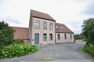 Zeer ruime instapklare woning met prachtig uitzicht. Rustig gelegen in doodlopende straat.Indeling gelijkvloers: inkomhall, toilet, wasruimte, ruime...