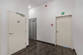 Dit mooie en lichtrijke appartement werd in 2014  gebouwd en werd steeds goed onderhouden. Het appartement staat momenteel leeg en is aldus meteen beschikbaar. Verlichting inbegrepen.<br /><br />Bestaande uit een inkomhal met een veiligheidsdeur en een apart toilet, een lichtrijke leefruimte met een open keuken en aansluitend een terras, 2 slaapkamers, een ruime badkamer en en praktische wasplaats.<br />In de ondergrond beschikt het appartement over een private autostaanplaats en berging. De fietsenstalling is gemeenschappelijk.<br /><br />EPC 86kWh(A-label)! Elektriciteit conform! Niet-overstromingsgevoelig!<br /><br />Indien u dit leuke appartement graag bezoekt dan kan u mij steeds bereiken via arnaut@immojanstas.be of op 0495/292080.<br /><br />Bijkomende info (EPC, bodemattest, elektriciteitsattest, enz...) kan U hier downloaden ↓