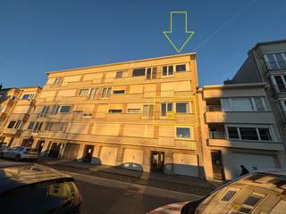 Dit aangename appartement is gelegen op de tweede verdieping van een verzorgde residentie in <strong>Oostende – Mariakerke</strong>, op een bijzonder gunstige locatie. Winkels, openbaar vervoer en de <strong>Zeedijk</strong> bevinden zich op wandelafstand, wat zorgt voor optimaal woon- en leefcomfort.<br />Het appartement verwelkomt u via een <strong>inkomhal met apart toilet</strong> en beschikt over een <strong>lichtrijke woonkamer met eetplaats</strong>. Vanuit de leefruimte geniet u van een <strong>open en vrij uitzicht op de renbaan</strong>, wat bijdraagt aan een ruimtelijk en aangenaam gevoel.<br />Aansluitend bevindt zich de <strong>halfopen keuken</strong>, uitgerust met de nodige toestellen.<br />Verder beschikt het appartement over een <strong>slaapkamer met praktische bergruimte</strong>. Daarnaast is er een <strong>private kelder</strong> inbegrepen in het gebouw, ideaal voor extra opslag.<br />Dankzij de centrale ligging, het open uitzicht en de functionele indeling is dit appartement bijzonder geschikt als vaste woonst, tweede verblijf of investeringsvastgoed aan zee.<br />Dankzij de combinatie van ligging, lichtinval en open zicht is dit appartement uitermate geschikt als vaste woonst, tweede verblijf of investering aan zee.<br /> 