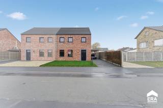 Over de woningDeze recente, instapklare en energiezuinige halfopen woning (EPC A) biedt modern wooncomfort met zonnepanelen, conforme elektriciteit...