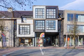 Mooi lichtrijk appartement in het centrum van Zandhoven. <br /><br />Dit duplex-appartement is gelegen in het centrum van Zandhoven en bevindt zich op de tweede verdieping met een mooi zicht op het plein. <br /><br />Het appartement heeft een mooie grote leefruimte met toegang tot het terras vooraan en achteraan, van maar liefst 35m². De keuken werd volledig vernieuwd en sluit aan bij de berging. In de inkom is er een gastentoilet voorzien.<br />Op de derde verdieping bevinden zich 2 grote slaapkamers, waarvan 1 met ingemaakte kast, en een berging. De badkamer is volledig vernieuwd en voorzien van een inloopdouche. <br /><br />Dit volledig gerenoveerd appartement wordt  elektrisch verwarmd en gekoeld met airco en is uitgerust met zonnepanelen. <br /><br />Het appartement is onmiddellijk beschikbaar.<br />Gemeenschappelijke kosten: € 40/mnd + € 15pp/maand provisie voor waterverbruik<br />HWB: 3 maanden <br />Plaatsbeschrijving<br /> 