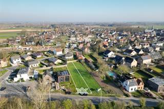 Deze bouwgrond van 698 m², die aan de voorkant uitkijkt over het natuurgebied de Oude Kale, is geschikt voor het bouwen van een halfopen bebouwing...