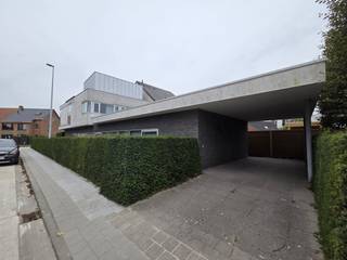 Bureau stratégiquement situé près de l'E403/E40 et de la gare de Bruges. À ce jour, la maison a été transformée en bureau. <br /><br />DISPOSITION :<br />Rez-de-chaussée :<br />- bureau (188 m²) composé d'une entrée, d'un espace de rangement et d'un bureau paysager qui peut également être divisé en différentes unités. <br />- cuisine moderne et toilettes séparées <br />Sous-sol spacieux (56 m²), directement adjacent au bureau paysager <br />Premier étage (109 m²) accessible par une porte séparée. <br />- bureau séparé avec cuisine moderne équipée et espace de rangement avec accès à un deuxième étage. <br />- deux bureaux/chambres<br />- toilettes séparées et salle de bain avec douche <br />Deuxième étage (25 m²) avec vue sur la terrasse sur le toit.<br /><br />TERMINER <br />- finition élégante, minimaliste et architecturale. <br />- sol en fonte, éclairage LED, chauffage par radiateurs au gaz naturel et fenêtres à double vitrage en aluminium. <br />- ÉPOPÉE <br /><br />GÉNÉRAL<br />- bel emplacement au coin de la rue<br />- près de la gare et sortie E403/ E40<br />- de nombreuses possibilités de stationnement dans la rue, un abri pour voitures individuel. <br />- résidence/bureau accessibles séparément<br />- parfait état d'entretien, construit en 1997<br /><br /><br /><br />Registre des mesures: non