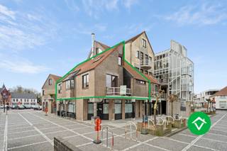 Dit duplex appartement is gelegen in het centrum van Koekelare dichtbij tal van voorzieningen op wandelafstand. <br />Dit appartement heeft een bewoonbaar vloeroppervlak van 165m².<br /><br />Binnenkomen doen we via de ruime inkomhal, voorzien van inbouwkasten. Via de inkomhal heb je toegang tot de ruime leefruimte met open keuken. Er is een klein terras met opbergruimte voorzien aan de voorzijde van het gebouw, aanpalend aan de leefruimte. <br />Via de keuken heb je toegang tot een extra ruimte die kan dienst doen als bijkomende woonkamer. Via deze leefruimte hebt u toegang tot het tweede en groot terras, waar gemakkelijk een tafel of lounge geplaatst kan worden. Ideaal voor de zonnige dagen of bij het ontvangen van gasten en/of familie. <br /><br />In de gang is er toegang tot de eerste badkamer voorzien van een ligbad en lavabomeubel. Er is een apart toilet en een bureauruimte, die ook kan dienen als derde slaapkamer. Dit is ideaal voor wie graag op het gelijkvloers verdiep woont en leeft. <br />Op de eerste verdieping bevinden zich 2 ruime slaapkamers, grote berging. We vinden ook een douchekamer terug, die dienst doet als tweede badkamer. Alsook is er een fietsenberging en een ondergrondse grote kelderberging aanwezig. <br /><br />Troeven? <br />- EPC-label C - energiezuinig 208 kWh / (m² jaar)<br />- TOP locatie<br />- Veel ruimte<br />- Lift aanwezig<br /><br />Wenst u dit appartement te bezoeken? Geef ons een seintje en wij gaan graag ter plaatse.