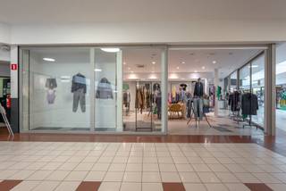 Op de meest commerciële ligging in het centrum van Kapellen, in de Shopping Promenade, kan u deze showroom/handelsruimte met grote etalage terugvinden tussen Jacobs Concept Store en uitstalraam So Bling Bling. Deze topligging garandeert een grote zichtbaarheid voor de vele passanten van de Promenade. De bruikbare oppervlakte is 102m² en omvat naast de handelsruimte een berging en een toilet. De huurprijs bedraagt 200€/m² exclusief kosten.
Wenst u meer informatie en/of een bezichtiging?
Contacteer ons 03/568.03.03 of info@vastgoed03.be.