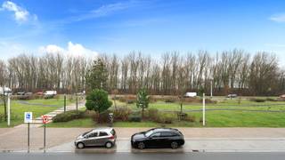Deze instapklare woning in Knokke-Heist bevindt zich langs de Knokkestraat, op slechts een steenworp afstand van het strand. Het huis is door de...