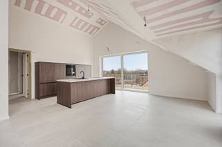 <p>Ontdek dit stijlvolle nieuwbouwappartement te koop in Denderleeuw, gelegen op de derde verdieping van Residentie Denderlink. Dit energiezuinige penthouse met 2 slaapkamers combineert hedendaags wooncomfort met een groot zuidgericht terras en duurzame technieken.</p><p>Via de inkomhal met ruimte voor een vestiaire bereik je de lichtrijke leefruimte met een volledig ingerichte open keuken. Het grote schuifraam geeft uit op het ruime zuidgerichte terras, waar je de hele dag van de zon en het buitenleven geniet.</p><p>De nachthal leidt naar twee ruime slaapkamers, een moderne douchekamer, een apart toilet en een praktische berging of wasplaats.</p><p>De hoogwaardige afwerking is nog volledig vrij te kiezen, zodat je het appartement volledig kan personaliseren. Het appartement is uitgerust met geothermie, individuele zonnepanelen, vloerverwarming én passieve koeling, wat resulteert in een uitzonderlijk energiezuinige woning. Bovendien kom je, onder de geldende voorwaarden, mogelijk in aanmerking voor het verlaagde btw-tarief van 6% en geniet je gedurende de eerste vijf jaar van een vrijstelling van onroerende voorheffing.</p><p>Een ondergrondse staanplaats dient verplicht mee aangekocht te worden. Contacteer ons vrijblijvend voor meer informatie of een bezoek.</p>