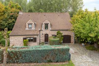 Perceel van 1.227 m² met uitzicht op de bossen5 slaapkamers, badkamer én douchekamerGarage, oprit en extra parkeergelegenheid in de straatRustige,...