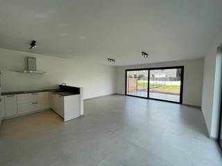 LEDE - Centraal gelegen NIEUWBOUW BEN-woning. <br /><br />Inschrijven voor het geplande bezoekmoment kan via onze website => www.immoderas.be<br /><br />LEDE - Recente HoB in rustige wijk.<br /><br />Inschrijven voor het geplande bezoekmoment kan via onze website => www.immoderas.be<br /><br />Deze prachtige woonst bevindt zich op wandelafstand van het station en het centrum van Lede. Verschillende scholen, winkels en horecagelegenheden liggen in de directe omgeving. Met de wagen bereik je de E40 binnen de 10 min.<br /><br />Naar indeling toe omvat het pand op het gelijkvloers: een inkomhal met apart toilet, ruime leefruimte met volledig geïnstalleerde open keuken (vaatwasser, koelkast, keramische kookplaat, oven, voldoende kastruimte) én aansluitende, ruime berging. De leefruimte geeft uit op een groot terras met tuin. Verder is er nog een inpandige garage die extra bergruimte biedt! Op de bovenverdieping beschikt de woning over 2 middelgrote en een grote slaapkamer(s) &amp; verder een ruime badkamer met ligbad, douche, dubbele wastafel en toilet.<br /><br />De water- &amp; energiekosten worden tot een minimum beperkt door middel van doorgedreven isolatie, 10 zonnepanelen en een regenwaterput van 5000l. De woning werd volledig geschilderd en is voorzien van armaturen.
