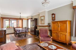 <p>Deze halfopen bebouwing bevindt zich in de geliefde woonwijk Bloemendaal, waar het woord wooncomfort zeker en vast centraal staat! Van scholen, supermarkten, trendy winkels, het rustgevende park ‘Vordenstein’ tot het bruisende centrum van Schoten - je vindt het hier allemaal, en dat slechts op een steenworp afstand!</p>
<p>Hoewel dit huis een handige hand en een grote portie liefde kan gebruiken, geniet je hier van eindeloos veel mogelijkheden en troeven! Denk maar aan de prachtige tuin van maar liefst 100 m², een grote oprit mét riante garage en een bewoonbare oppervlakte van 155 m², die bovendien plek genoeg biedt voor het hele gezin! Via de inkomhal betreed je de zonnige leefruimte, waar je meteen een warm en huiselijk gevoel ervaart dankzij de originele blokparketvloer en karakteristieke schouw met kachel. Aangrenzend bevindt zich de geïnstalleerde L-vormige keuken die door middel van een schuifdeur in directe verbinding staat met de tuin. Daarnaast is er op het gelijkvloers nog een aparte berging en gastentoilet aanwezig. Verder ontdek je op de bovenliggende verdiepingen nog 4 slaapkamers en uiteraard een badkamer, die werd uitgerust met een douche, lavabo in meubel, handdoekradiator en toilet. Tot slot is er nog een zolderruimte aanwezig die perfect kan dienen als 5<sup>de</sup> slaapkamer, bureau of als kamer voor jouw geliefde hobby’s.</p>
<p>Kortom is dit de perfecte kans voor wie graag droomt, creëert en bouwt aan de toekomst!</p>
<p><strong>Technische gegevens: Kelder aanwezig! </strong>Centrale verwarming op gas, dubbele beglazing in hout en PVC.</p>
<p><strong>Stedenbouwkundige inlichtingen in aanvraag. Bodemattest aanwezig. Niet-asbestveilig. Bevindt zich niet in een risicozone voor overstromingen (P-score D en G-score B). Renovatieverplichting van toepassing.</strong></p>