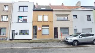 Deze rijwoning is centraal gelegen te Bredene, direct nabij openbaar vervoer,shopping center, scholen en kanaal Oostende Brugge.Grond opp. 95m² en...
