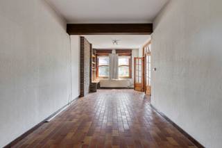 <p>Te renoveren woning op ruim perceel van meer dan 10 are, gelegen op de grens met Leuven.<br /><br />Ontdek dit renovatieproject met tal van mogelijkheden! Deze woning bevindt zich op een perceel van meer dan 10 are en geniet van een uitstekende ligging <strong>pal op de grens met Leuven</strong>.<br /><br />Er is reeds een vergunning verleend voor het verbouwen van de bestaande woning, waarbij een gedeeltelijke afbraak en een nieuwe aanbouw voorzien zijn. Het goedgekeurde project voorziet in de realisatie van een meergezinswoning, wat dit pand uitermate geschikt maakt voor investeerders of ontwikkelaars.<br /><strong>Plannen en vergunning ter inzage op kantoor - Stabiliteitsstudie, EPB-verslag en sonderingen reeds uitgevoerd en opgemaakt!</strong><br /><br />Laat deze unieke kans niet aan je voorbijgaan en ontdek het potentieel van deze woning op toplocatie!</p>
<p></p>