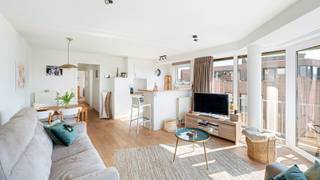 Situé dans le centre commercial de Knokke, cet appartement d’angle lumineux et orienté plein soleil dispose de deux chambres et d’une agréable terrasse. Prêt à emménager, il se trouve au quatrième étage d’un immeuble récent et de standing. Niché au cœur animé de Knokke, il offre un confort de vie optimal, à proximité immédiate de nombreux commerces, restaurants et commodités.<br /><br />Disposition :<br />hall d’entrée avec toilettes, séjour lumineux avec terrasse ensoleillée, cuisine équipée, débarras, deux chambres, deux salles de bains.<br /><br />Local à vélos au rez-de-chaussée et cave.<br /><br />Possibilité d’acquérir un spacieux garage box (4 m x 5,5 m).<br /><br />Visites ? Sur rendez-vous avec d’Avantimmo au 050 62 50 55.