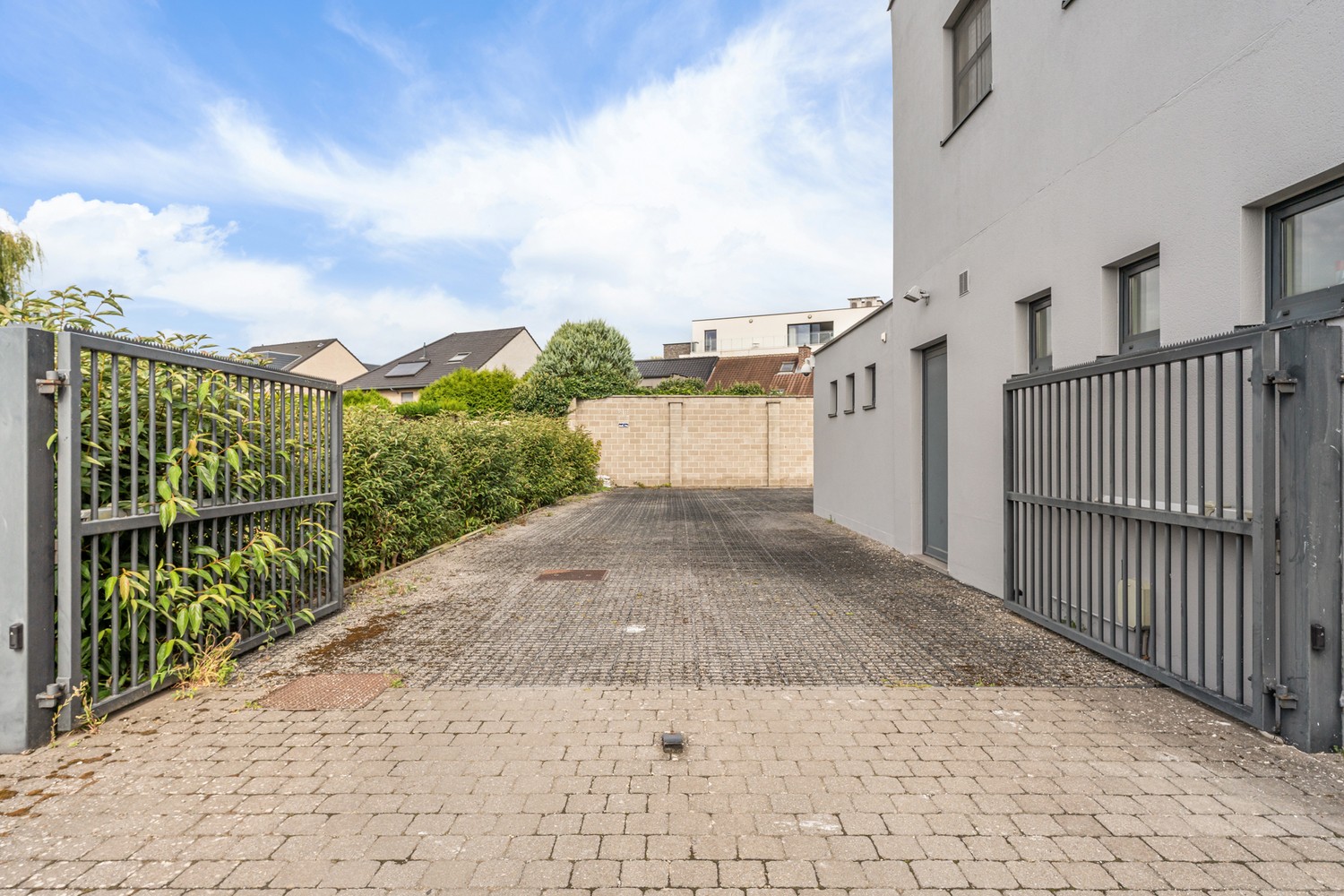 Uniek kantoorgebouw / handelspand te Wezemaal met een oppervlakte van ca 500m2 en parking achter het gebouw ! - photo 2