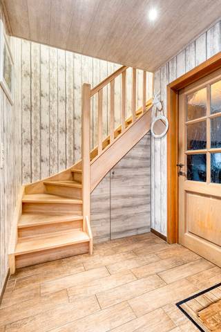 Instapklare gezinswoning met tuin, garage en zonnepanelen in rustige doodlopende straat – Oostakker (grens Gent)
Ben je op zoek naar een instapklare woning die voldoet aan de huidige normen (EPC A) in een kindvriendelijke en rustige buurt? Dan is dit charmante pand in Oostakker, op de grens met Gent, precies wat je zoekt!
Deze verzorgde woning ligt in een doodlopende straat en biedt alle comfort voor een modern gezin. De ruime en lichtrijke leefruimte geeft uit op de groene, onderhoudsvriendelijke tuin — een ideale plek om te ontspannen na een drukke dag. Het aangename terras is bovendien uitgerust met een elektrisch bediende, uitschuifbare en verlichte zonneluifel, perfect voor de warmere zomerdagen.
Indeling & Comfort
Inpandige garage met directe toegang tot de woning
Volledig uitgeruste keuken met moderne toestellen
Drie volwaardige slaapkamers, elk voorzien van tv- en internetaansluiting
Zolder met vaste trap, ideaal als extra kamer, bureau of hobbyruimte
Zonnepanelen voor een lagere energiefactuur
EPC-label A – energiezuinig en klaar voor de toekomst
Deze woning is werkelijk instapklaar — gewoon verhuizen en genieten!
Ligging
De woning geniet een uitstekende ligging in een rustige, kindvriendelijke wijk:
Nabij Bedevaart Oostakker en restaurant Boerenhof (met speeltuin voor de kinderen)
Niet ver van het Sint-Lucas Ziekenhuis Gent
Vlotte aansluiting op de op- en afritten van de E17 en E40
Goede bereikbaarheid richting Gent-centrum, winkels, scholen en openbaar vervoer
Dok Noord en de Vrijdagmarkt zijn makkelijk bereikbaar voor een gezellig dagje uit of een leuk shopmoment
Waarom dit jouw nieuwe thuis kan worden
Instapklaar en energiezuinig (EPC A)
Zonnepanelen voor extra comfort en lagere kosten
Elektrische, uitschuifbare en verlichte zonneluifel
Rustige ligging in een doodlopende straat
Moderne voorzieningen, inclusief tv- en internetaansluitingen in elke kamer
Dicht bij alle belangrijke voorzieningen en Gent-centrum
Mis deze kans niet om in een groene, rustige omgeving te wonen met alle comfort van vandaag.
Plan snel online jouw bezoek en ontdek deze prachtige woning zelf!
Exclusief te koop aangeboden via de Oximo online verkoopsprocedure. Voor registratie en aanvaarding van de verkoopsvoorwaarden zie www.oximo.be.