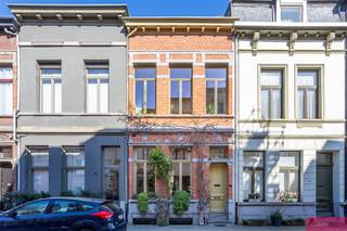 Charmante en instapklare woning met zonnige tuin in AntwerpenOp zoek naar een karaktervolle en uitstekend onderhouden woning in Antwerpen? Deze...