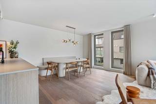 Dit luxueus afgewerkt appartement maakt deel uit van het nieuwbouwproject AQUILO in het klassevolle Sint-Idesbald. <br /><br />Het energiezuinige karakter wordt bepaald door individuele zonnepanelen per appartement, doorgedreven isolatie en warmtepomp alsook balansventilatie systeem D. De ruime oppervlaktes benadrukken het luxueuze cachet van de appartementen.<br />Ontdek een exclusieve kans om te wonen in het hart van Sint-Idesbald, waar modern comfort en een stijlvolle levensstijl samenkomen. <br /><br />Het appartement is gelegen op het gelijkvloers en werd op plan ingedeeld als volgt:<br />Inkom met toilet en berging, lichtrijke leefruimte met open keuken, 2 slaapkamers met elk zijn bijhorende badkamer en terras met aanpalende tuin. <br /><br />Verplicht aan te kopen parkeergelegenheid en kelderberging niet in de prijs inbegrepen. <br /><br />Oppervlakte appartement: 104,66 m²<br />Oppervlakte terras: 41,08 m²<br />Oppervlakte tuin: 279,12 m²<br /><br />Wenst u meer informatie of een afspraak aan het ingericht modelappartement? Contacteer ons vrijblijvend via 058 62 27 51 of jhonny@vlaemynck.be