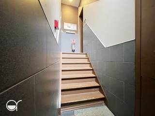 Deze opbrengsteigendom is gelegen in een rustige zijstraat parallel aan de Overpoort, dé studentenbuurt van Gent. Dankzij de centrale ligging bevinden alle belangrijke universiteits- en hogeschoolcampussen zich op korte afstand, net als winkels, openbaar vervoer en het station Gent-Sint-Pieters. Een ideale locatie voor studenten.<br /><br />De woning omvat 7 studentenkamers en een aparte studeerkamer. Elke kamer is volledig bemeubeld en uitgerust met een eigen lavabo. Ieder tussenverdiep is voorzien van een badkamer. De twee badkamers zijn te delen door zes kamers. <br />De kamer op de sous-solverdieping beschikt over een privatief toilet en heeft daarnaast toegang tot een aparte badkamer in de inkomhal, uitsluitend bestemd voor deze kamer. Er is ook een koer aanwezig, handig waar de studenten het vuilnis kunnen bewaren. <br />De maandelijkse netto-opbrengst bedraagt € 3.720.<br /><br />Alle 7 kamers beschikken over een conformiteitsattest, geldig tot 15/06/2027. De elektriciteitskeuring zal conform worden afgeleverd bij het verlijden van de akte.<br />Voor meer informatie of een bezoek, kan u terecht op de website: https://janfranswillemstraat4.rosseel.be/ <br /><br />Bij meerdere biedingen aan de vraagprijs behoudt de eigenaar zich het recht voor om de verkoopprocedure verder te zetten via een gesloten biedingssysteem.