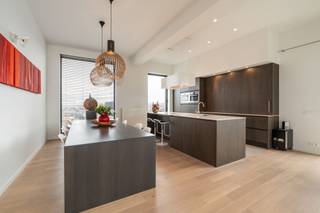 In de stijlvolle Residentie Bonneterie (bouwjaar 2015), vlakbij het Park Forrestier, bevindt zich dit luxueuze appartement met een bewoonbare oppervlakte van 162 m² (EPC), gelegen op de 4de verdieping. Het appartement combineert ruimte, comfort en veel lichtinval met een uitzonderlijke buitenruimte.<br /><br />Via de royale inkomhal met gastentoilet bereikt u de nachthal, die toegang biedt tot drie ruime slaapkamers, waarvan één met rechtstreekse toegang tot het terras. Verder beschikt het appartement over twee badkamers: één met ligbad en toilet en een tweede uitgerust met een inloopdouche, een praktische berging en met aansluiting voor wasmachine.<br /><br />De lichtrijke leefruimte met haardvuur op aardgas sluit naadloos aan op de moderne, volledig uitgeruste keuken, die eveneens toegang biedt tot het ruime zonovergoten terras van ca. 100 m². Hier geniet u in alle rust van prachtige vergezichten over Brussel. <br /><br />Openbaar vervoer, handelszaken, scholen en tal van recreatieve mogelijkheden bevinden zich op een boogscheut van het appartement.<br /><br />Divers: Ingemaakte kasten, parket- en tegelvloeren, individuele verwarming op aardgas, elektriciteit is nagenoeg conform, EPC C, stedenbouwkundige inlichtingen, bodemattest, kadastrale gegevens en syndicusattesten in aanvraag, alarminstallatie, videofoon, autostaanplaats (+ €25.000) en ventilatiesysteem.<br /><br />Dankzij de ruime indeling, kwalitatieve afwerking en unieke buitenruimte is dit appartement een zeldzame opportuniteit voor wie comfortabel wil wonen vlakbij de hoofdstad.<br /><br />