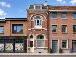 <p> Bienvenue dans cette maison de ville du XIXe siècle au charme indéniable.</p><p>La maison dispose de pas moins de 5 pièces et d’une belle salle de bains rénovée. Le chauffe-eau et la chaudière ont également été récemment remplacés.</p><p>Dès votre entrée, vous remarquez immédiatement la profondeur de la maison et, sur votre droite, une pièce pouvant facilement servir de bureau ou de chambre supplémentaire.<br />En passant par la cage d’escalier, vous accédez au salon par une porte pleine de cachet. Vous arrivez ensuite dans la cuisine. Grâce à une rénovation récente de la cuisine et à l’utilisation de matériaux modernes, vous disposez véritablement d’un espace magnifique.</p><p>La maison est proche de toutes les commodités, avec suffisamment de places de stationnement en ville à proximité et des pistes cyclables ; bien sûr, des cafés, des salons de coiffure et des supermarchés sont accessibles à pied. L'arrêt de bus se trouve juste en face. <br />À proximité des centres culturels et sportifs ainsi que des universités, par exemple l'académie des beaux-arts et des restaurants.</p><p>Nous pouvons vous aider à gérer les dépenses prioritaires nécessaires pour faire passer le bien à la classe énergétique D ou C. Nous sommes également toujours disponibles pour vous accompagner à la mairie à cette fin.</p><p>La rénovation d’un tel logement est tout à fait réalisable, car la structure est déjà en place. À notre avis, une personne qui ose se lancer dans l’entrepreneuriat et prendre des responsabilités s’offre ici un véritable joyau en plein cœur de la ville, qui générera toujours un rendement.</p><p>La maison convient par exemple déjà à un investisseur, à quelqu’un qui souhaite se lancer dans l’Airbnb et aux familles avec plusieurs enfants.</p><p>De nombreuses jeunes familles vivent dans le quartier, et grâce à la façon dont la maison est construite, les voisins veilleront à ce que les frais de chauffage restent modérés.<br /> </p>