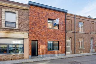 Deze volledig gerenoveerde woning bevindt zich in een verkeersluwe straat vlakbij het centrum van Tienen.De woning werd in 2025 volledig vernieuwd.We...