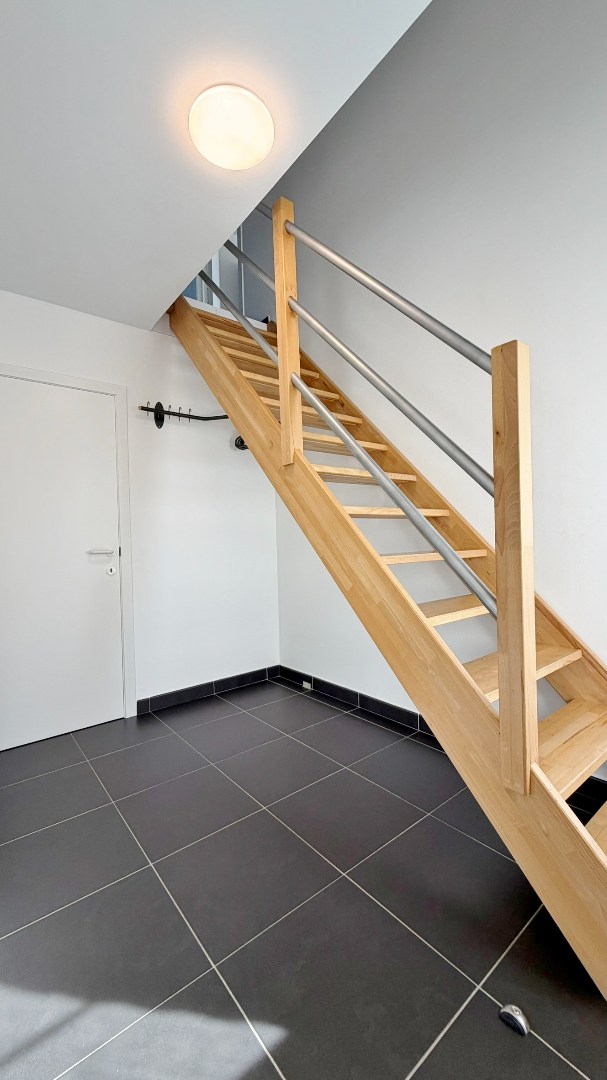 Ruime, zeer goed onderhouden villa met prachtige tuin in rustige doodlopende straat. - foto 2