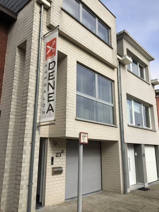 <p>Charmante bel-etage met garage, privé-parking, kapsalon & gezellige tuin in Erembodegem.</p><p>Deze verzorgde bel-etage uit 1999 staat op een perceel van circa 250 m² en biedt ruimte, comfort en tal van mogelijkheden.</p><p>Grootste troeven:</p><p>* Energiezuinig EPC B - 139 kWh<br />* Asbestveilig & Elektriciteit conform<br />* Commercieel potentieel: Volledig ingericht kapsalon inbegrepen in de vraagprijs.<br />* Toplocatie: Gelegen in een kindvriendelijke, doodlopende straat met een vlotte verbinding naar Aalst-centrum en E40.</p><p>INDELING</p><p>Gelijksvloers: Ruime inkomhal, een inpandige garage met automatische poort, een aparte wasruimte met gastentoilet en een polyvalente ruimte van circa 20 m², momenteel ingericht als kapsalon en biedt toegang tot de tuin en kan dienen als bureau, hobbyruimte of extra kamer.</p><p>Eerste verdieping: Overloop met ingebouwde vestiairekast met een 2de toilet. De leefruimte met videofoon sluit aan op de keuken (inclusief alle toestellen). De keukenruimte bevindt zich momenteel in de laatste fase van afwerking (enkel muren dienen nog bepleisterd/geschilderd te worden) waardoor u als koper er een persoonlijke touch of kleur aan kunt geven. Vanuit de keuken/living heeft u via een buitentrap direct toegang tot de tuin en terrassen.</p><p>Tweede verdieping: Twee grote slaapkamers(17,86 m² en 18,80 m²)met ingebouwde kasten en een badkamer met dubbele lavabo, hoekbad, douche en een 3de toilet.</p><p>Zolder: Een geïsoleerde zolder voor extra bergruimte.</p><p>BUITEN GENIETEN: De vernieuwde tuin met twee olijfbomen en maar liefst drie terrassen. Achteraan bevindt zich een tuinhuis met overkapping van circa 20 m² en vormt een heerlijke plek om tot rust te komen.</p><p>Rechtstreekse verkoop door de eigenaar, zonder makelaar.</p><p>BEZOEKMOMENTEN – ENKEL OP AFSPRAAK!</p><p>Zondag 25 oktober 2026: 15.00–19.00 uur<br />Dinsdag 27 oktober 2026: 17.00–20.00 uur</p><p>Vooraf een afspraak maken & voor een bezoek via Whatsapp!</p>