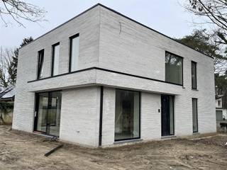 Luxe nieuwbouwvilla, innovatief design en comfort, geen BTW enkel registratieOntdek deze prachtige nieuwbouwvilla, gebouwd volgens de nieuwste...