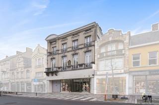 *** NIEUWE VOORWAARDEN ***In de Ooststraat te Roeselare bevindt zich deze exclusieve handelseigendom te koop bestaande uit een...