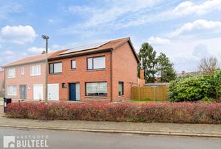 Deze goed onderhouden en energiezuinige gezinswoning is gelegen in een rustige en kindvriendelijke wijk te Sinaai en biedt u op het gelijkvloers...