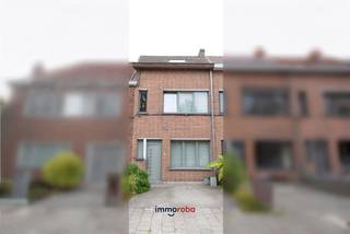 Deze ruime gezinswoning in Gentbrugge werd volledig gerenoveerd in 2013 en beschikt over 3 ruime slaapkamers, een terras en een gezellige, onderhoudsvriendelijke tuin.<br /><br />De woning bevindt zich op een perceel van 225 m² en heeft een bewoonbare oppervlakte van 163 m².<br /><br />Dankzij de aanwezigheid van alle nodige nutsvoorzieningen en een gunstig EPC-label B is de woning bovendien energiezuinig en praktisch ingericht.<br /><br />Vooraan bij de woning is er een private parkeerplek voorzien, maar ook in de straat zijn er voldoende parkeermogelijkheden.<br /><br />Bent u op zoek naar een ruime en instapklare gezinswoning in Gentbrugge? Dan biedt deze woning de ideale combinatie van rustig wonen en een moderne leefomgeving.<br /><br />Heeft u interesse in een bezoek? Contacteer Mirco via mirco@immoroba.be of bel 09 388 53 53