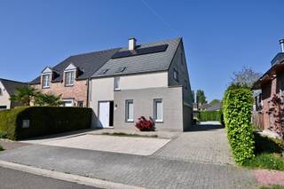 Deze knappe, halfopen bebouwing is gelegen op 5a05ca in een doodlopende straat, vlakbij de kerk en scholen van Sint-Joris. De woning is gebouwd...