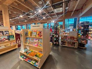 <p><strong><span>Handelsruimte van 492 m² te huur – Gare Maritime, Brussel</span></strong></p>
<p><span>Vestig uw activiteit op een van de meest iconische locaties van Brussel. Deze handelsruimte van <strong>492</strong></span><strong><span> m²</span></strong><span> bevindt zich in </span><strong><span>Gare Maritime</span></strong><span> op de site van </span><strong><span>Tour & Taxis</span></strong><span> en geniet van een uitzonderlijke omgeving met winkels, kantoren, ontspanningsruimtes en een grote dagelijkse bezoekersstroom.</span></p>
<p><span>De unit is </span><strong><span>opsplitsbaar</span></strong><span> en biedt een grote flexibiliteit voor uiteenlopende commerciële concepten. Dankzij de uitstekende zichtbaarheid binnen een dynamische en aantrekkelijke site vormt deze ruimte een ideale opportuniteit voor uw onderneming.</span></p>
<p><span>Gare Maritime is vlot bereikbaar met de wagen, het openbaar vervoer en de fiets, met parkeermogelijkheden in de nabijheid en een snelle verbinding met het centrum van Brussel en de Ring.</span></p>
<p><span>Deze ruimte is bijzonder geschikt voor een handelszaak, showroom, dienstverlenende activiteit of andere publieksgerichte onderneming.</span></p>
<p><strong><span>Neem contact met ons op voor meer informatie of om een bezoek te plannen.</span></strong></p>