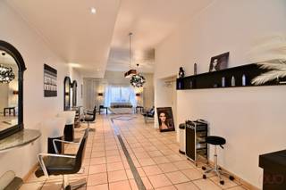 ***NIEUWE PRIJS***Dit groot handelspand met knappe bovenliggende woning is gelegen in het hartje van Sint-Truiden, op wandelafstand van de Grote...