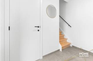 In een rustige, recente verkaveling – palend aan landbouwgebied – vind je deze instapklare parel. De ligging is top: dicht bij het centrum en...