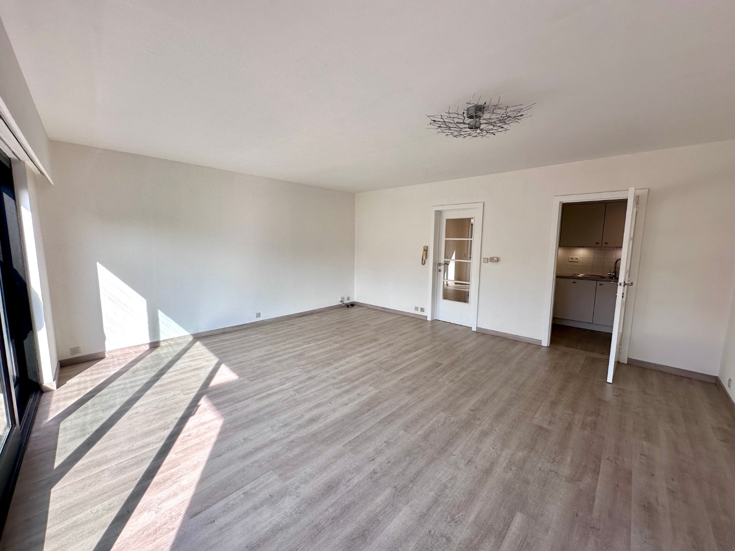 Recent opgefrist energiezuinig 2‑slpk appartement in de Piers de Raveschootlaan - photo 2