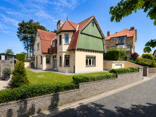 <p><strong><span>Villa prête à emménager dans le prestigieux quartier Dumont à La Panne</span></strong></p>
<p><span>Cette charmante villa, parfaitement entretenue, est située dans le prestigieux quartier Dumont, dans un environnement calme, à proximité immédiate du centre-ville, de la plage et de toutes les commodités.</span></p>
<p><span>Dès l'entrée, vous découvrez un vaste hall d'accueil avec un WC invités et un accès à une grande cave. Le lumineux séjour s'ouvre harmonieusement sur une cuisine ouverte entièrement équipée, offrant un cadre de vie convivial et agréable. Le rez-de-chaussée comprend également un espace intermédiaire polyvalent, pouvant être aménagé selon vos besoins.</span></p>
<p><span>À l'étage, la maison dispose de deux chambres spacieuses, d'une buanderie séparée ainsi que d'une grande salle de bains équipée d'une baignoire, d'un double lavabo et d'un WC.</span></p>
<p><span>À l'extérieur, vous profiterez d'un jardin soigné et facile d'entretien, idéal pour vous détendre en toute tranquillité. La propriété comprend également un garage ainsi qu'un emplacement de parking privatif devant celui-ci.</span></p>
<p><span>Une propriété idéale pour ceux qui recherchent un cadre de vie confortable dans l'un des quartiers les plus prisés de La Panne.</span></p>
<p><strong><span>Vente sur demande de prix</span></strong><span> – Toute offre sera soumise au propriétaire.</span></p>
<p><span>Intéressé(e) ? Contactez Frank Verschoore au +32 484 74 44 59 pour plus d'informations ou pour organiser une visite.</span></p>